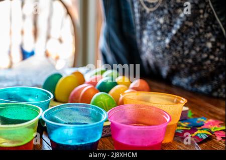 Tasses en plastique pour la mort des œufs de Pâques avec carton de finition à l'arrière-plan. Banque D'Images