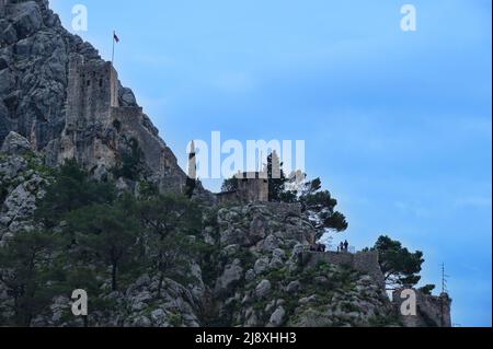 Forteresse médiévale sur la pente rocheuse Banque D'Images