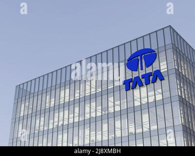 Mumbai, Inde. 2 mai 2022. Usage éditorial seulement, 3D CGI. Logo Tata Company sur le dessus du bâtiment en verre. Véhicules de poste de travail Siège social du constructeur automobile Banque D'Images