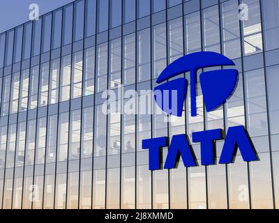 Mumbai, Inde. 2 mai 2022. Usage éditorial seulement, 3D CGI. Logo Tata Company sur le dessus du bâtiment en verre. Véhicules de poste de travail Siège social du constructeur automobile Banque D'Images