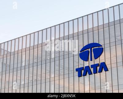 Mumbai, Inde. 2 mai 2022. Usage éditorial seulement, 3D CGI. Logo Tata Company sur le dessus du bâtiment en verre. Véhicules de poste de travail Siège social du constructeur automobile Banque D'Images