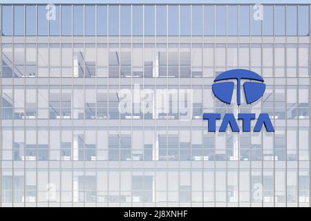 Mumbai, Inde. 2 mai 2022. Usage éditorial seulement, 3D CGI. Logo Tata Company sur le dessus du bâtiment en verre. Véhicules de poste de travail Siège social du constructeur automobile Banque D'Images