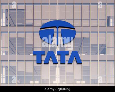 Mumbai, Inde. 2 mai 2022. Usage éditorial seulement, 3D CGI. Logo Tata Company sur le dessus du bâtiment en verre. Véhicules de poste de travail Siège social du constructeur automobile Banque D'Images