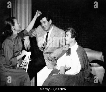 BARBARA RUSH ROCK HUDSON et JANE WYMAN ont fait du candid à New York au moment de l'ouverture de leur dernier film MAGNIFICENT OBSESSION 1954 réalisateur DOUGLAS SIRK roman Lloyd C. Douglas producteur Ross Hunter Universal International Pictures Banque D'Images