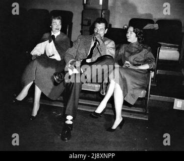 JANE WYMAN ROCK HUDSON et BARBARA RUSH ont fait du candid à New York au moment de l'ouverture de leur dernier film MAGNIFICENT OBSESSION 1954 réalisateur DOUGLAS SIRK roman Lloyd C. Douglas producteur Ross Hunter Universal International Pictures Banque D'Images