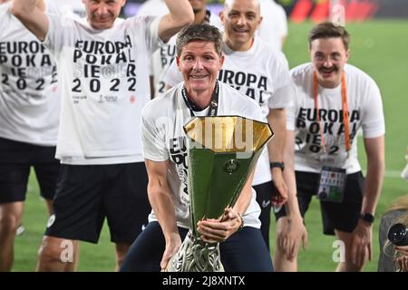 Séville, Espagne. 19th mai 2022. Oliver GLASNER (entraîneur Eintracht Frankfurt) avec trophée, coupe, trophée, cérémonie de remise des prix, football Europa League, Final Eintracht Frankfurt - Glasgow Rangers 5-4 IE le 18th mai 2022 à Séville/Estadio Ramon Sanchez-Pizjuan crédit: dpa/Alay Live News Banque D'Images