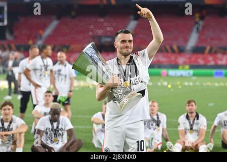 Séville, Espagne. 19th mai 2022. Filip KOSCIC (Eintracht Frankfurt), avec trophée, coupe, trophée, cérémonie de remise de prix Soccer Europa League, final Eintracht Frankfurt - Glasgow Rangers 5-4 IE le 18th mai 2022 à Séville/Estadio Ramon Sanchez-Pizjuan crédit: dpa/Alay Live News Banque D'Images