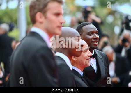 Mathieu Vadepied et Omar Sy arrivent pour la projection de Top Gun: Maverick dans le cadre du Festival de cannes 75th le 18 mai 2022 à Cannes, France. Photo de Franck Castel/ABACAPRESS.COM Banque D'Images