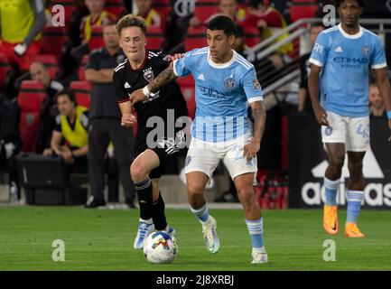 WASHINGTON, DC, USA - 18 MAI 2022: DC United Forward Griffin Yow (22) va pour une balle lâche avec le milieu de la ville de New York Santiago Rodríguez (20) lors d'un match MLS entre DC United et New York City FC, le 18 mai 2022, À Audi Field, à Washington DC. (Photo de Tony Quinn-Alay Live News) Banque D'Images