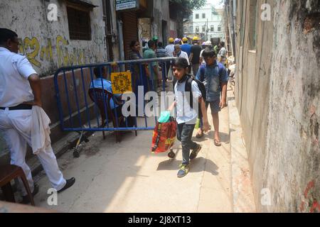 Kolkata, Inde. 18th mai 2022. Les enfants quittaient leur maison en raison du processus de démolition a commencé quand l'un des bâtiments a développé des fissures pendant les travaux de tunnels du couloir de métro est-Ouest à Bowbazar.'travaux de démolition du bâtiment numéro 16/1 à Durga Pithuri Lane, Ce qui a été entrepris lundi, se poursuit," par la Kolkata Metro Railway Corporation (KMRC). Crédit : Pacific Press Media production Corp./Alay Live News Banque D'Images