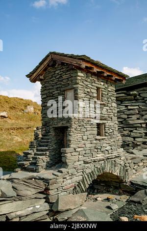 L'extérieur d'un pont et d'une maison en ardoise à la mine Honister Slate, dans le parc national de Lake District, est un exemple de la polyvalence de Slate Banque D'Images