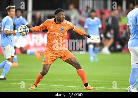 Washington, DC, États-Unis. 18th mai 2022. Sean Johnson (1), gardien de New York City, lance le ballon lors du match MLS entre le New York City FC et le DC United à Audi Field à Washington, DC. Reggie Hildred/CSM/Alamy Live News Banque D'Images