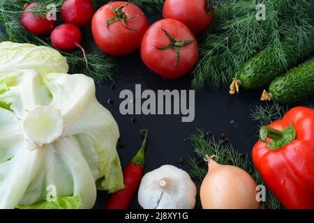 Légumes frais, laitue verte, tomates, concombres, piment rouge chaud, oignon ail radis aneth Banque D'Images