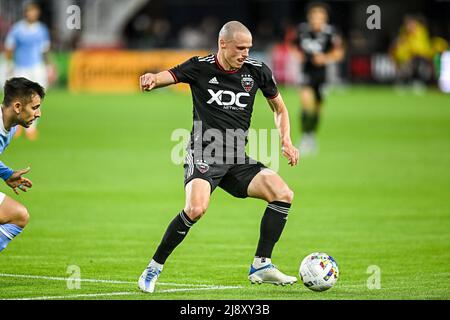Washington, DC, États-Unis. 18th mai 2022. Brad Smith, défenseur de D.C. United (5), contrôle le ballon pendant le match MLS entre le FC de la ville de New York et le DC United à Audi Field à Washington, DC. Reggie Hildred/CSM/Alamy Live News Banque D'Images