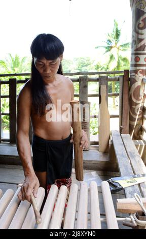 Un homme Orang Ulu jouant le Jatung Utang, Un xylophone traditionnel en bois. Village culturel Sarawak, Kuching, Sarawak, Bornéo. Banque D'Images