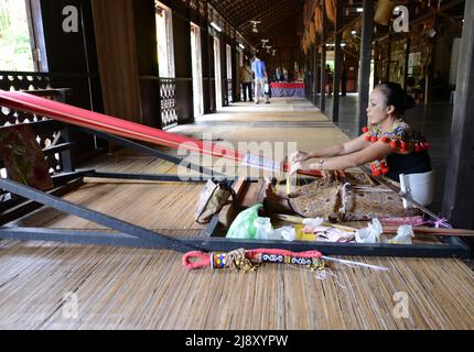 Tissage et artisanat traditionnels exposés par une femme au centre culturel de Kuching, Sarawak, Malaisie. Banque D'Images