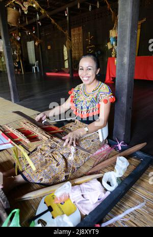 Tissage et artisanat traditionnels exposés par une femme au centre culturel de Kuching, Sarawak, Malaisie. Banque D'Images