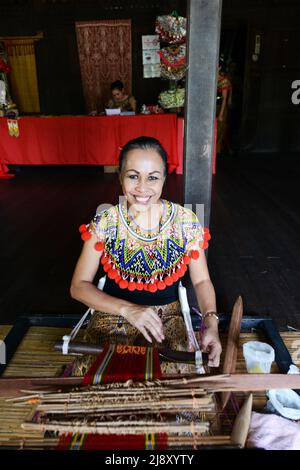 Tissage et artisanat traditionnels exposés par une femme au centre culturel de Kuching, Sarawak, Malaisie. Banque D'Images