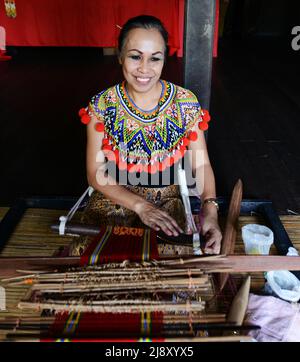 Tissage et artisanat traditionnels exposés par une femme au centre culturel de Kuching, Sarawak, Malaisie. Banque D'Images