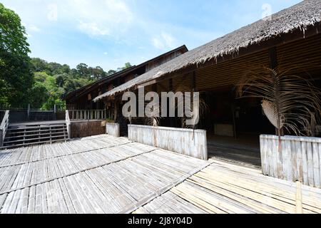 Maison traditionnelle IBAN longue au village culturel près de Kuching, Sarawak, Malaisie. Banque D'Images