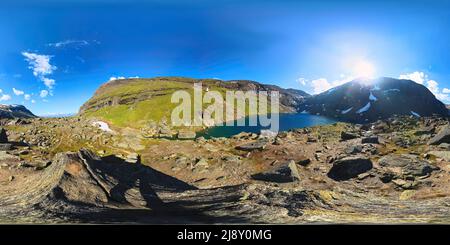 Vue panoramique à 360° de Panorama sphérique du lac Trollsjon dans la vallée de Karkevagge, Norrbotten, Suède. Une projection équirectangulaire est utilisée.