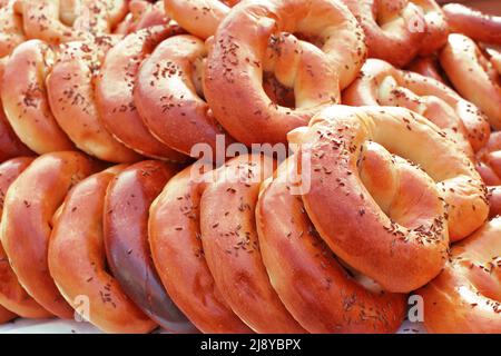 Bonbons orientaux cuits sur le marché photo en gros plan, Pretzels avec fond de cumin Banque D'Images