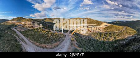 Vue panoramique incroyable d'une nouvelle construction de pont avec un ciel bleu spectaculaire et des nuages en arrière-plan à Morella Banque D'Images