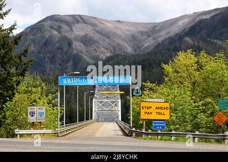 Pont des dieux sur le fleuve Columbia depuis le côté Washington. En arrière-plan, Benson plateau et Dry Creek, 29 avril 2022. Banque D'Images