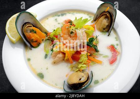 Soupe crémeuse de poisson avec saumon et fruits de mer Banque D'Images