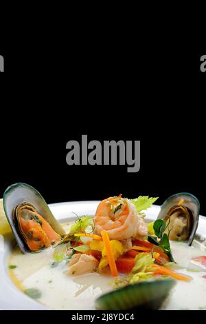 Soupe crémeuse de poisson avec saumon et fruits de mer Banque D'Images