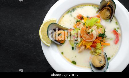 Soupe crémeuse de poisson avec saumon et fruits de mer Banque D'Images