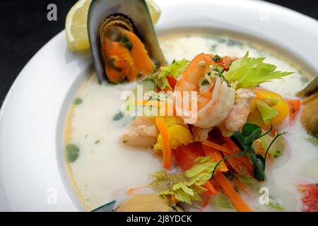 Soupe crémeuse de poisson avec saumon et fruits de mer Banque D'Images