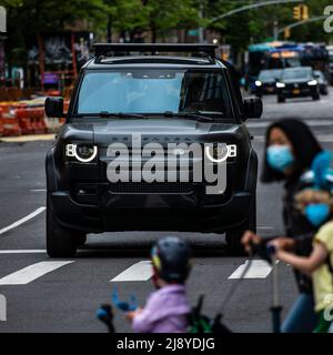 Land Rover Defender Geländewagen an einem Zebrastreifen à Manhattan. Banque D'Images