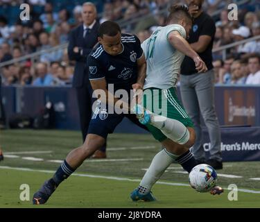 Kansas City, Kansas, États-Unis. 17th mai 2022. Le défenseur sportif de KC Logan Ndenbe #18 (l) est en marge de l'attaque contre Colorado Rapids avant Diego Rubio #11 (r) pendant la première moitié du match. (Image de crédit: © Serena S.Y. Fil de presse HSU/ZUMA) Banque D'Images