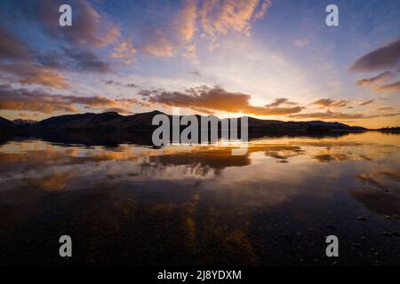 Coucher de soleil sur Derwent Water dans le district des lacs anglais, Royaume-Uni Banque D'Images