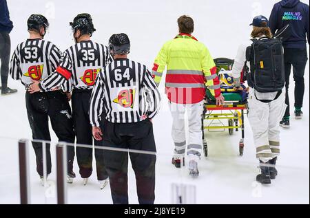 Helsinki, Finlande. 18th mai 2022. Arbitre blessé dans le match SUISSE - SLOVAQUIE du CHAMPIONNAT DU MONDE de HOCKEY SUR GLACE de l'IIHF Groupe B à Helsinki, Finlande, 18 mai 2022, saison 2021/2022 © Peter Schatz / Alay Live News Banque D'Images