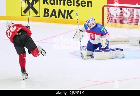 Helsinki, Finlande. 18th mai 2022. Timo Meier Nr. 28 de Suisse scores, buts de pousses , Tor, Treffer, Torschuss, 3-2 contre Adam Huska, SVK 35 (NHL New York Rangers) dans le match SUISSE - SLOVAQUIE du CHAMPIONNAT DU MONDE de HOCKEY SUR GLACE de l'IIHF Groupe B à Helsinki, Finlande, 18 mai 2022, saison 2021/2022 © Peter Schatz / Alay Live News Banque D'Images