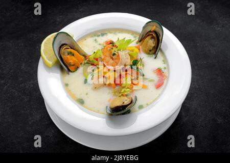 Soupe crémeuse de poisson avec saumon et fruits de mer Banque D'Images