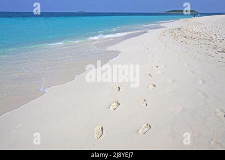 Empreintes sur la plage de l'île maldivienne Reethi Beach, Baa-atoll, Maldives, Océan Indien, Asie Banque D'Images