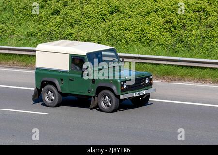 1996 90s années quatre-vingt-dix blanc vert Land Rover 90 TDI Defender LCV Hardtop Diesel vanb 2495cc ; conduite sur l'autoroute M61, Manchester, Royaume-Uni Banque D'Images