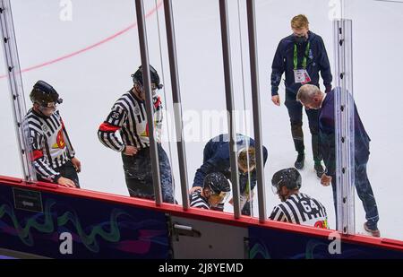 Helsinki, Finlande. 18th mai 2022. Linesman arbitre blessure dans le match SUISSE - SLOVAQUIE 5-3 du CHAMPIONNAT DU MONDE de HOCKEY SUR GLACE de l'IIHF Groupe B à Helsinki, Finlande, 18 mai 2022, saison 2021/2022 © Peter Schatz / Alay Live News Banque D'Images