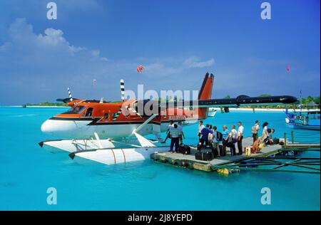 Maldivian avion de taxi aérien, transfert commun de l'aéroport aux stations de l'île, atterrissage dans le lagon de l'île, Kuredu, l'atoll de Laviyani, Maldive Banque D'Images