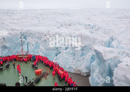 Les 50 ans de victoire (50 Laissez Pobedy) nucléaire brise-glace pouces plus près d'un plateau de glace pour donner aux touristes à bord une bonne vue Banque D'Images