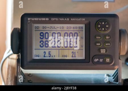 Le GPS à bord des 50 ans de victoire (50 Laissez Pobedy) brise-glace nucléaire enregistrant le moment où le navire arrive au pôle Nord géographique Banque D'Images