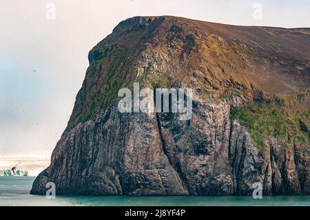 Vue sur Rubini Rock, Franz Josef Land, Russie, une prise volcanique avec joints de refroidissement par colonnes Banque D'Images