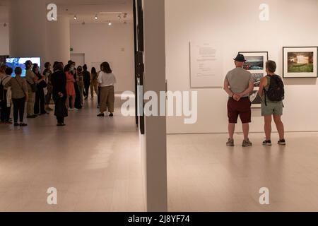 Athènes, Grèce. 18th mai 2022. Les visiteurs peuvent voir des expositions au Musée national d'art contemporain d'Athènes (EMST) à Athènes, Grèce, le 18 mai 2022. La Grèce a marqué mercredi la Journée internationale des musées en ouvrant gratuitement les portes de tous ses musées au public.ALLER AVEC 'la Grèce marque la Journée internationale des musées' crédit: Marios Lolos/Xinhua/Alay Live News Banque D'Images