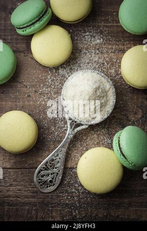 Macarons pastel sur fond sombre avec espace publicitaire Banque D'Images