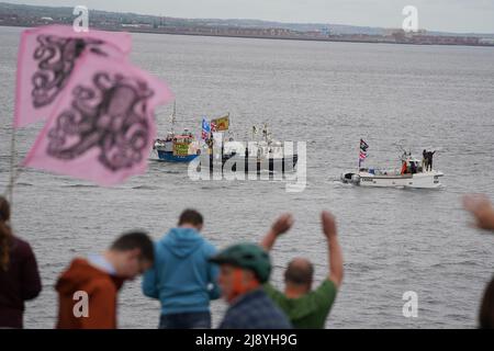 Les équipes de pêche manifestent à Teesport, dans le Middlesbrough, près de l'embouchure des Tees River, demandant une nouvelle enquête sur les morts massives de crabes et de homards dans la région. Ils croient qu'une « zone morte » dans les eaux côtières du Nord-est tue la vie marine et « tue » leurs moyens de subsistance. Date de la photo: Jeudi 19 mai 2022. Banque D'Images