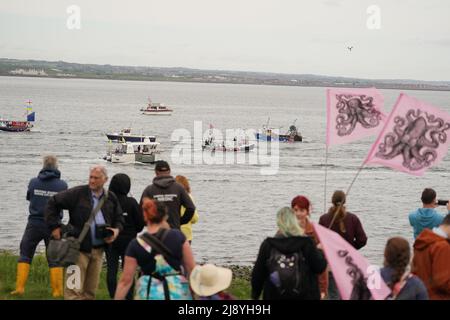 Les équipes de pêche manifestent à Teesport, dans le Middlesbrough, près de l'embouchure des Tees River, demandant une nouvelle enquête sur les morts massives de crabes et de homards dans la région. Ils croient qu'une « zone morte » dans les eaux côtières du Nord-est tue la vie marine et « tue » leurs moyens de subsistance. Date de la photo: Jeudi 19 mai 2022. Banque D'Images