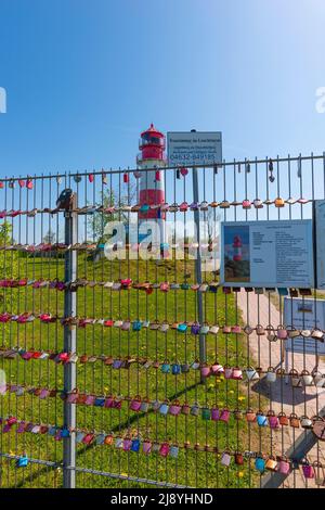 Loches d'amour de couples mariés au phare de Falshöft sur la côte Baltique, la mer Baltique, la communauté Nieby, Schleswig-Holstein, le nord de l'Allemagne, Europe Banque D'Images